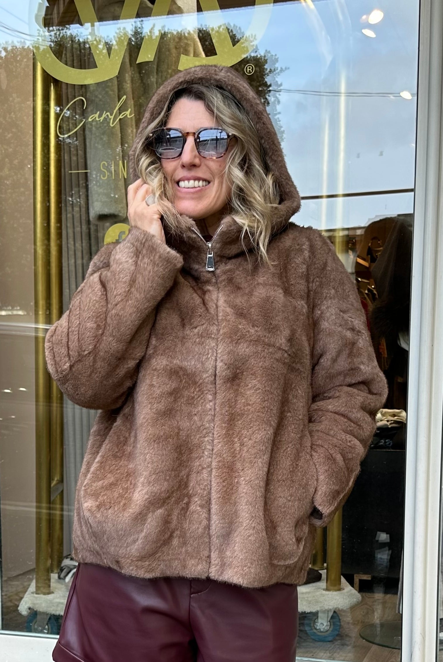CASACO ROSY FAKE FUR COM CARAPUÇO - Carla Valente