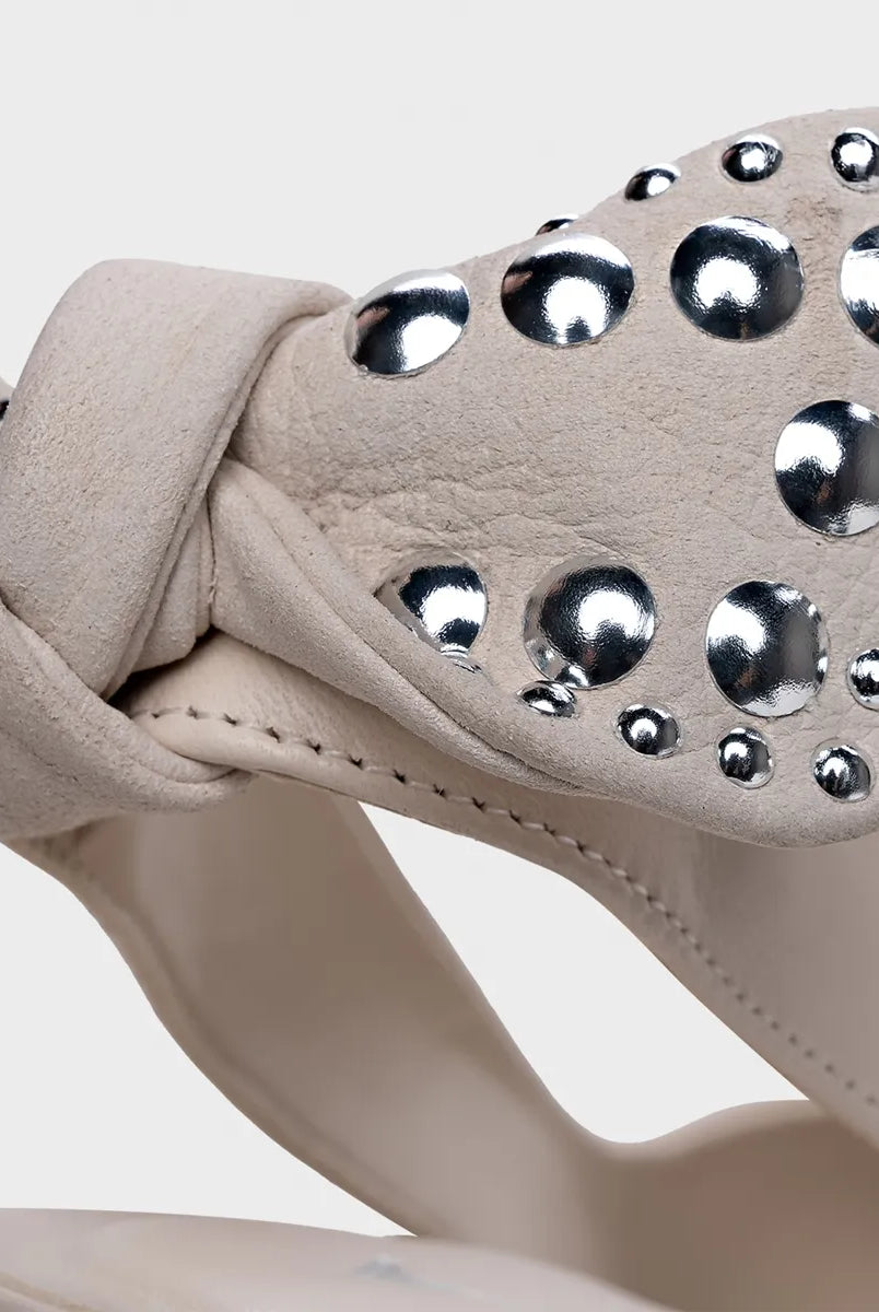 SCARPIN CARRANO SLINGBACK CLAÇO C/TACHAS - Carla Valente