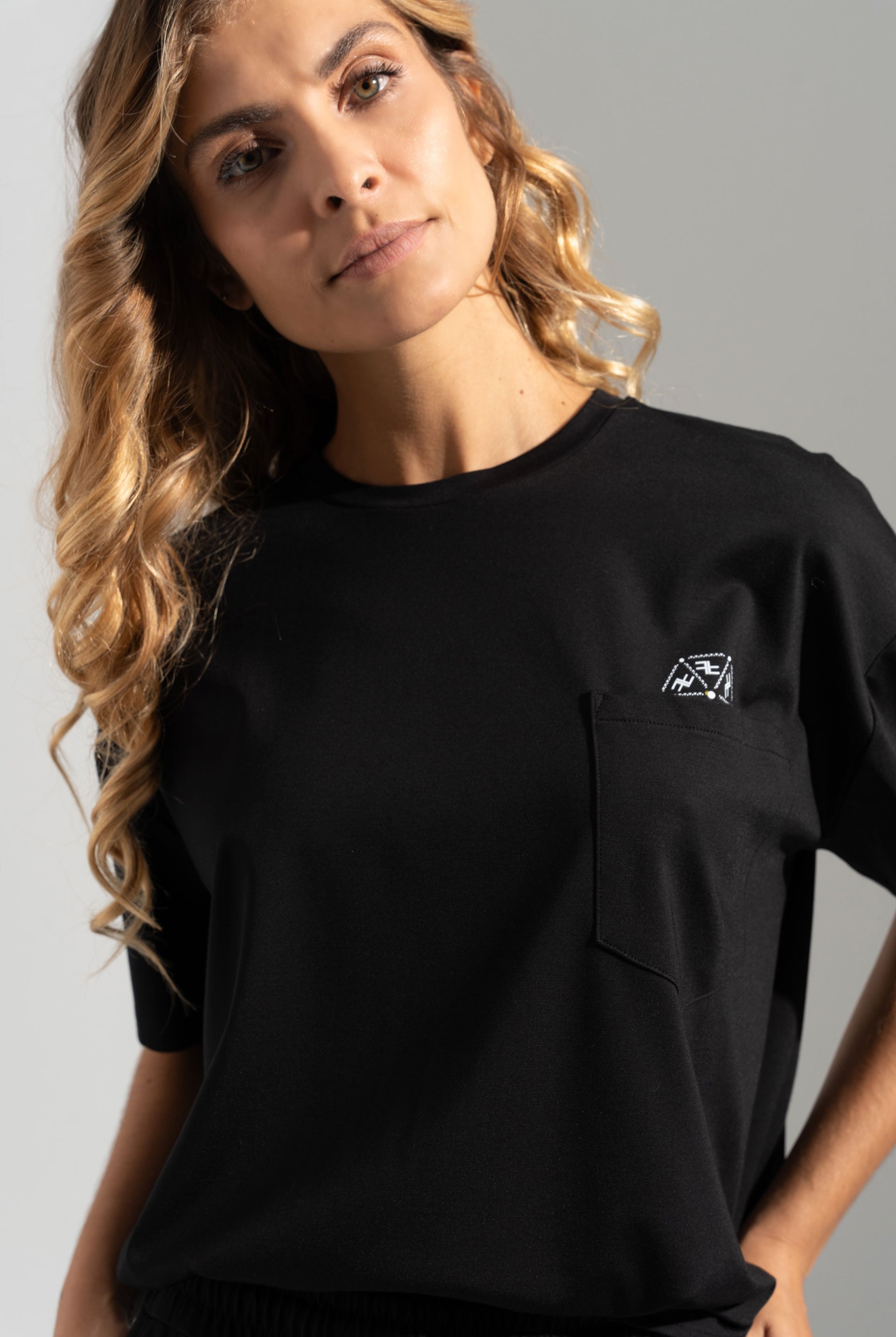 T-SHIRT FERRACHE EM MALHA COM BOLSO E ESTAMPADO NO PEITO - Carla Valente