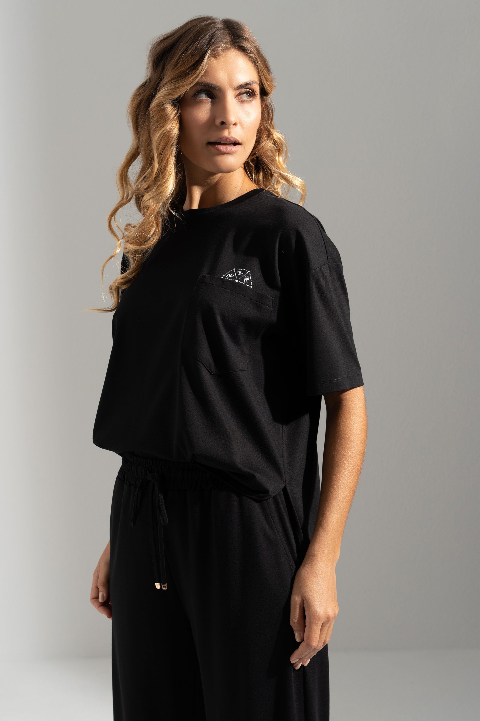 T-SHIRT FERRACHE EM MALHA COM BOLSO E ESTAMPADO NO PEITO - Carla Valente