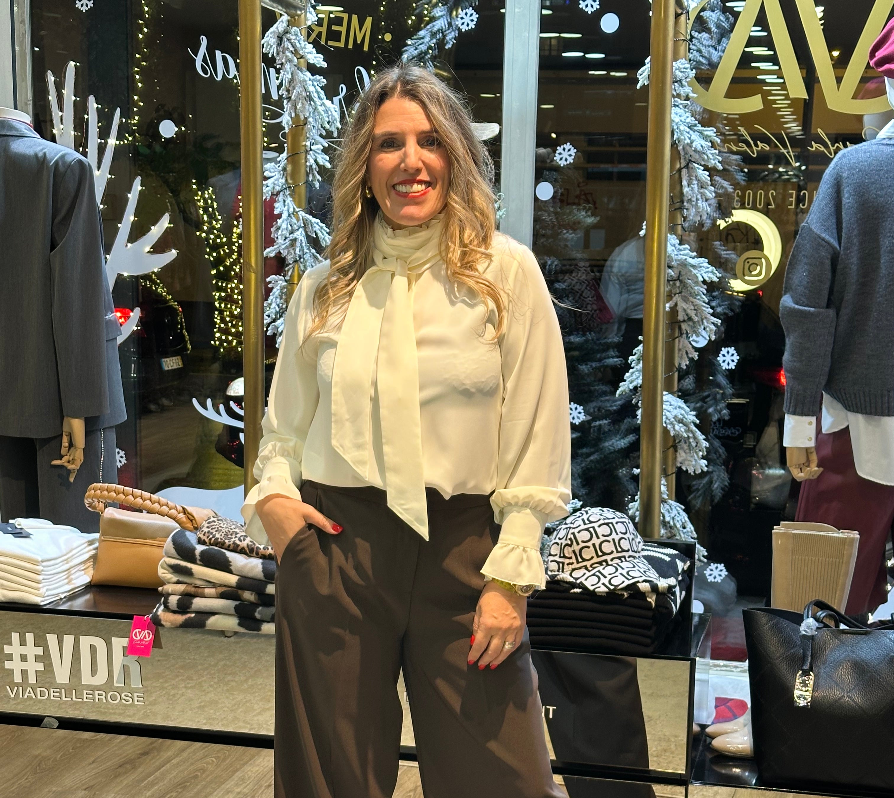 BLUSA VELVETY MÁRCIA GOLA C/FOLHOS - Carla Valente