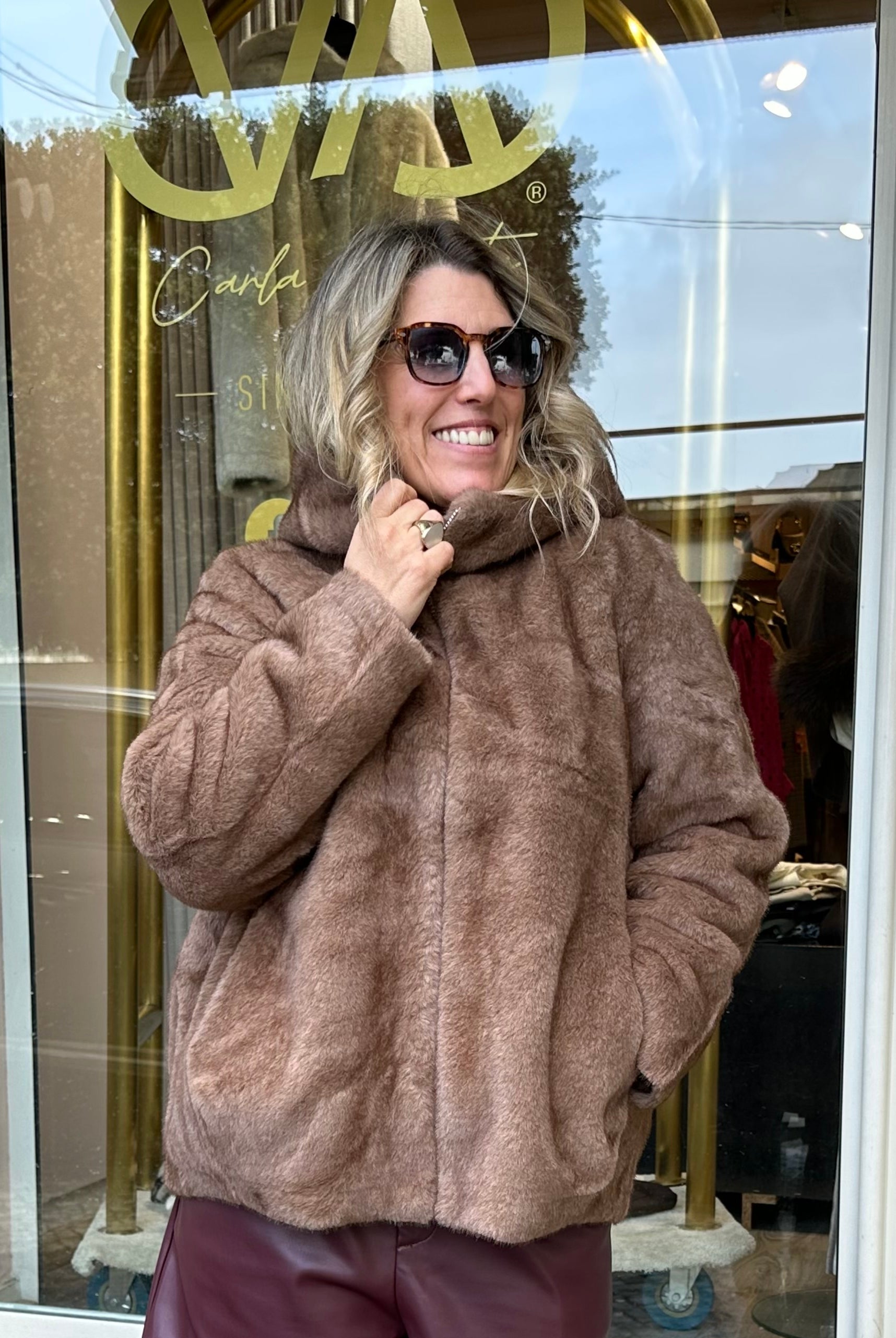 CASACO ROSY FAKE FUR COM CARAPUÇO - Carla Valente