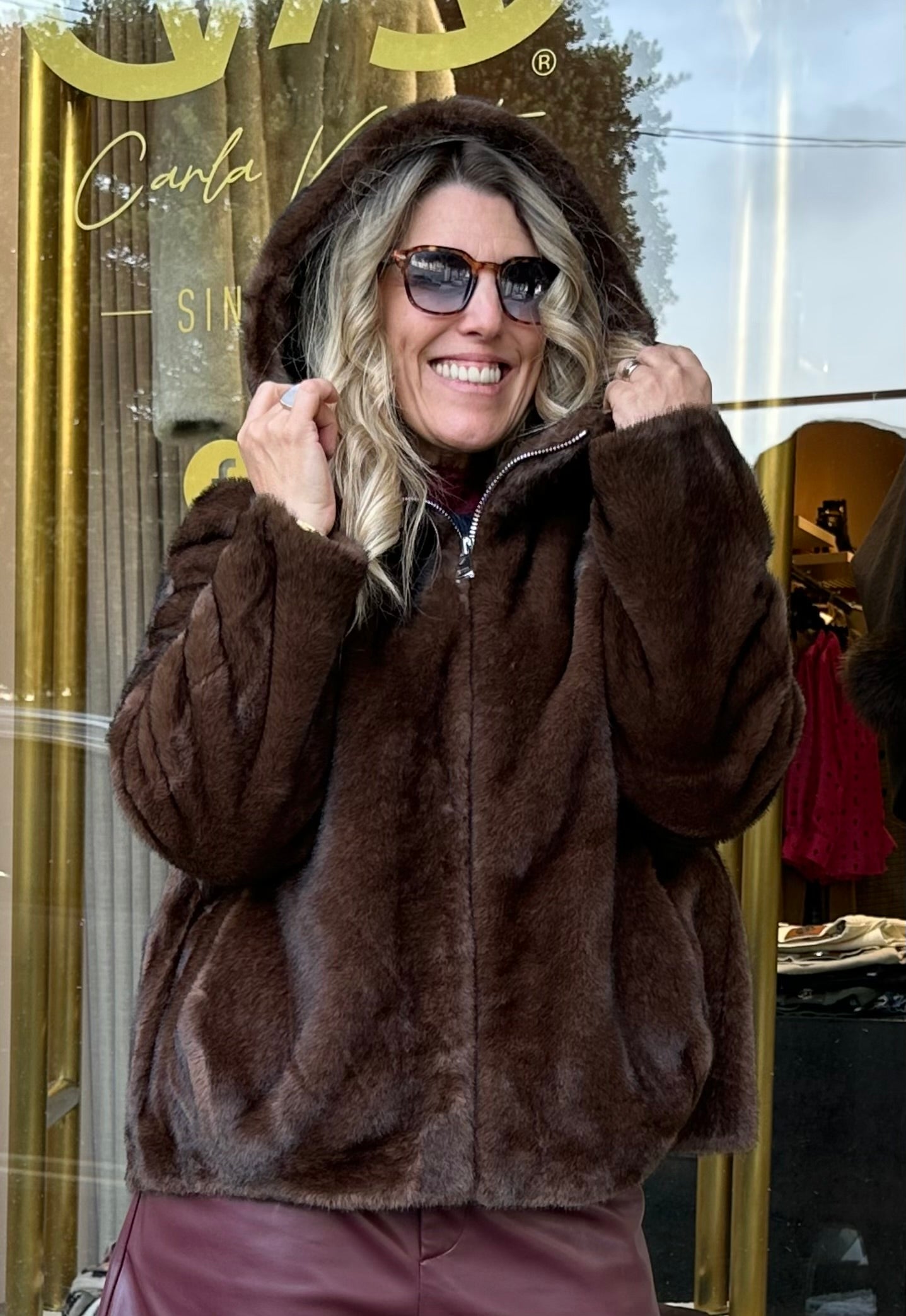 CASACO ROSY FAKE FUR COM CARAPUÇO - Carla Valente