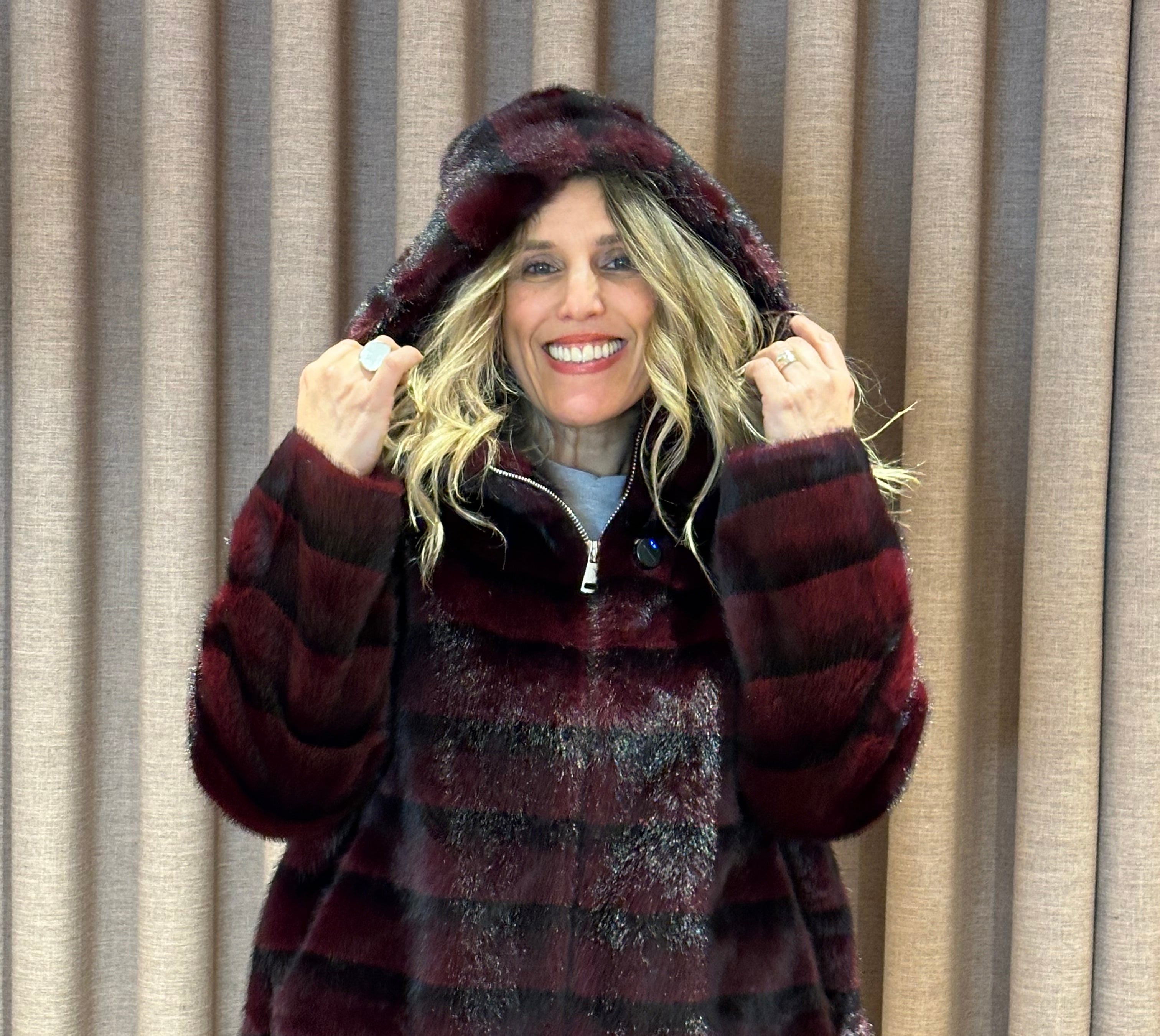 CASACO ODESSA FAKE FUR COM CARAPUÇO - Carla Valente