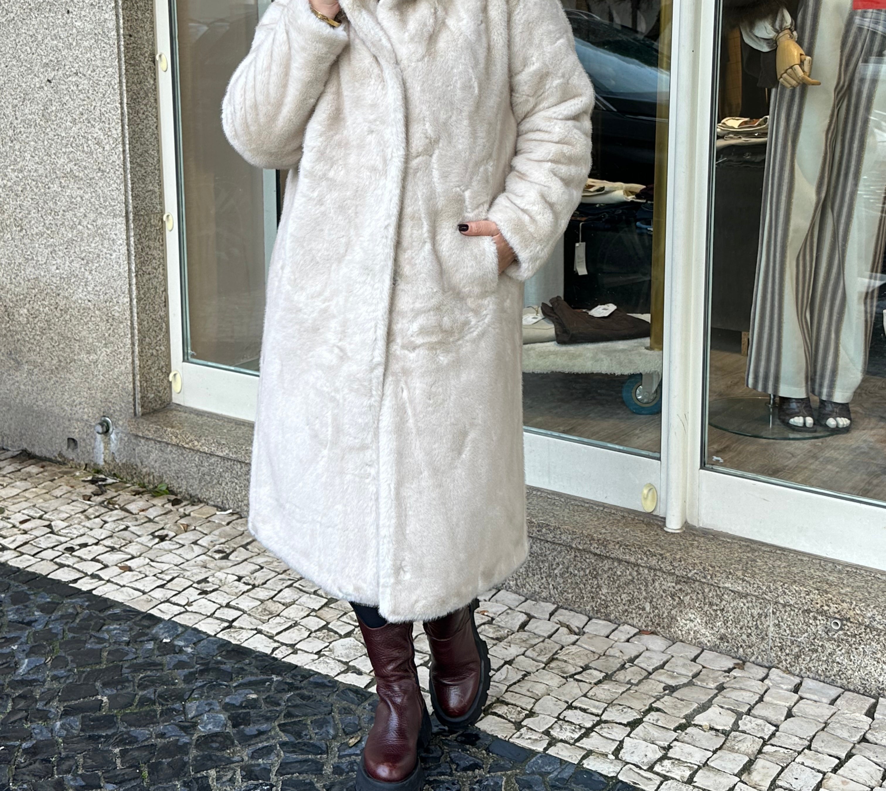 CASACO CLEO FAKE FUR COM CARAPUÇO - Carla Valente