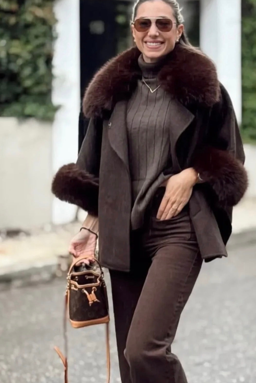 CAPA OTIMA FAZENDA COM GOLA E PUNHOS DE PELO FAKE FUR - Carla Valente