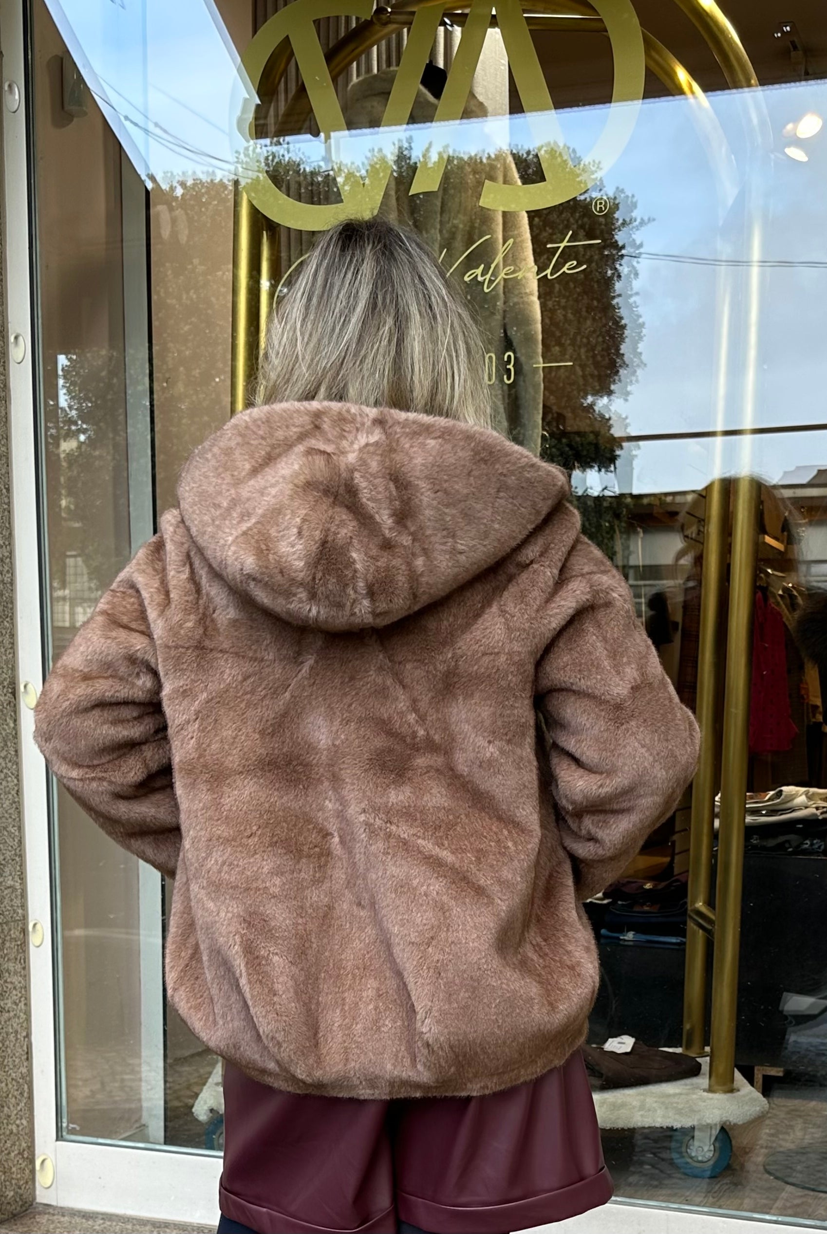 CASACO ROSY FAKE FUR COM CARAPUÇO - Carla Valente