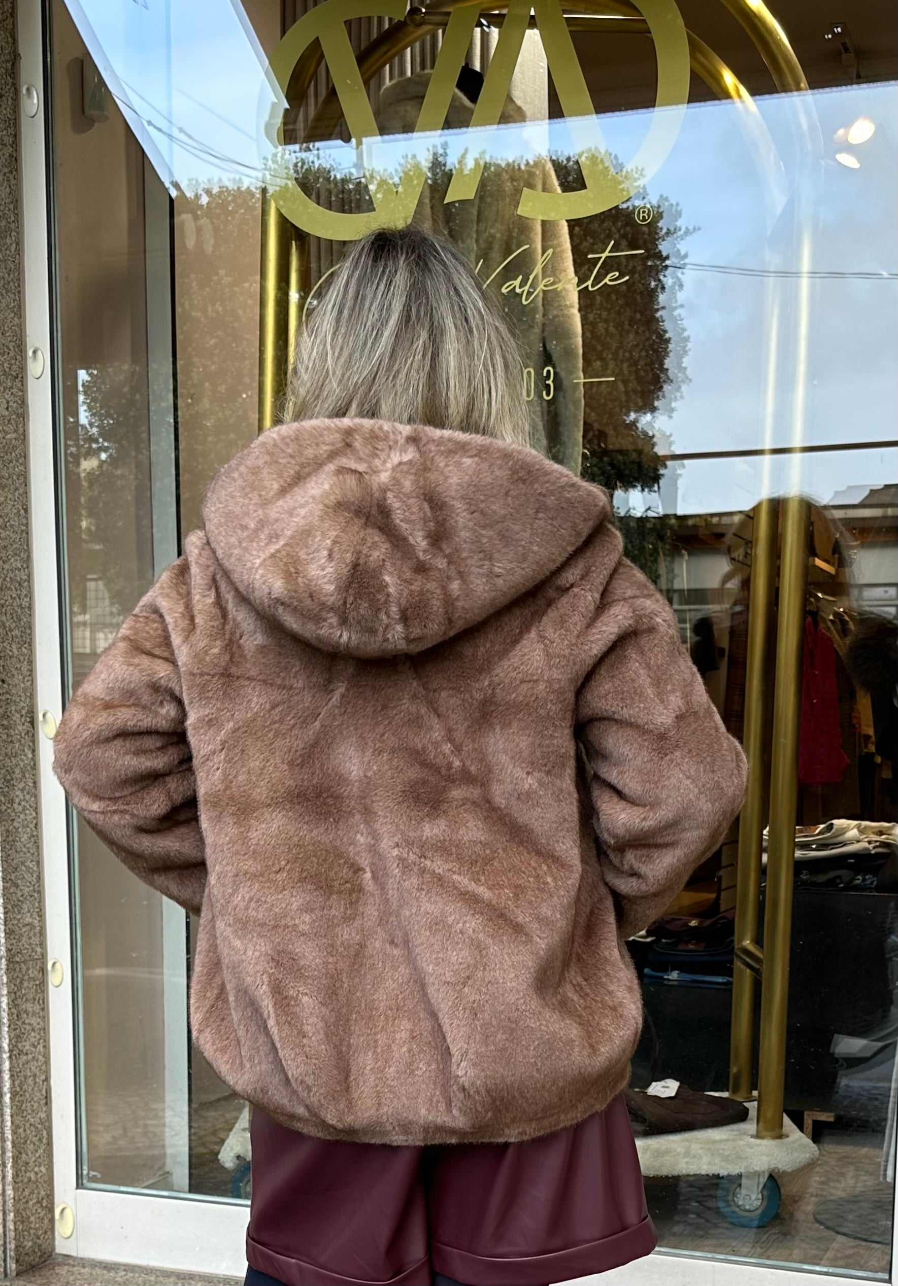 CASACO ROSY FAKE FUR COM CARAPUÇO - Carla Valente
