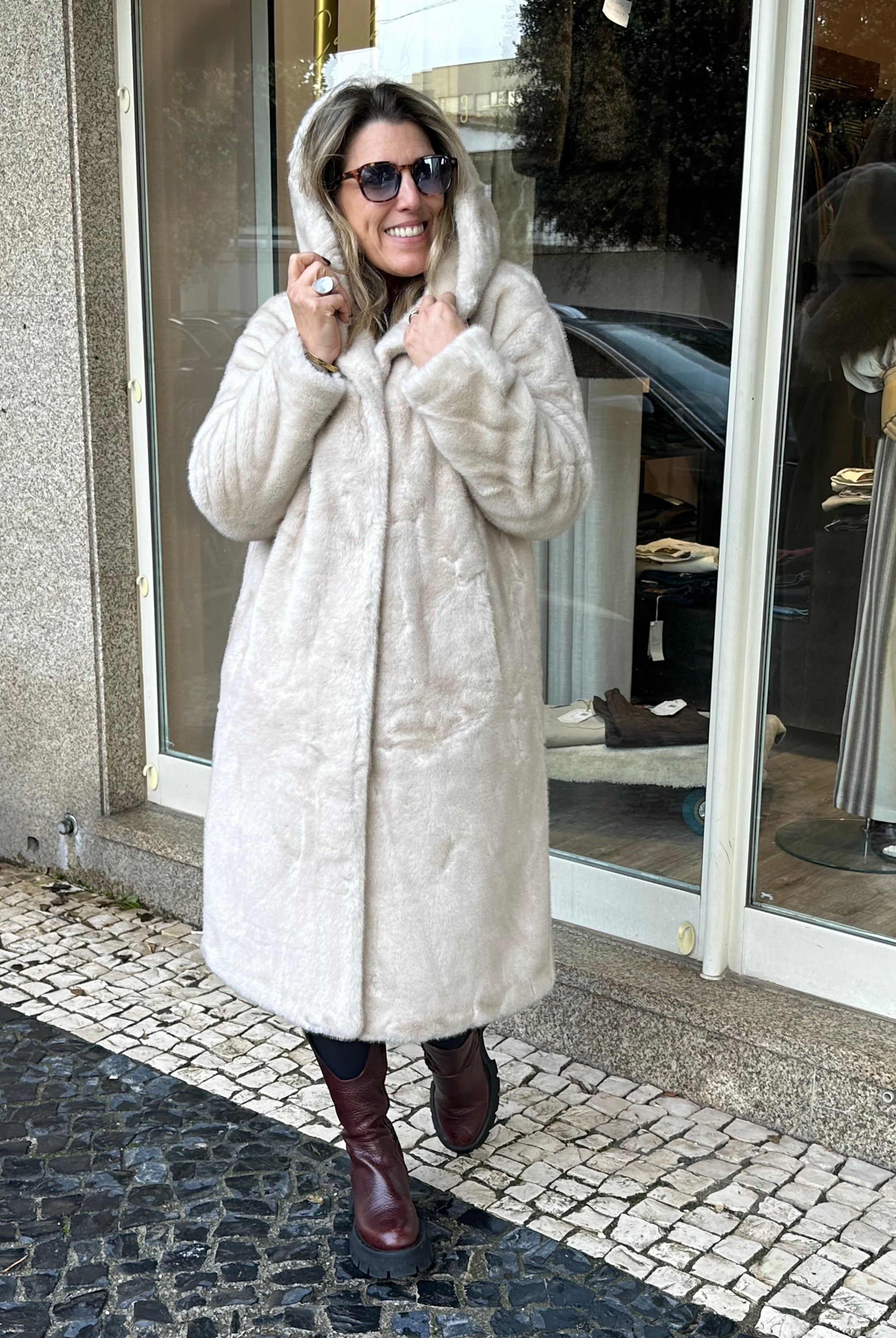 CASACO CLEO FAKE FUR COM CARAPUÇO - Carla Valente
