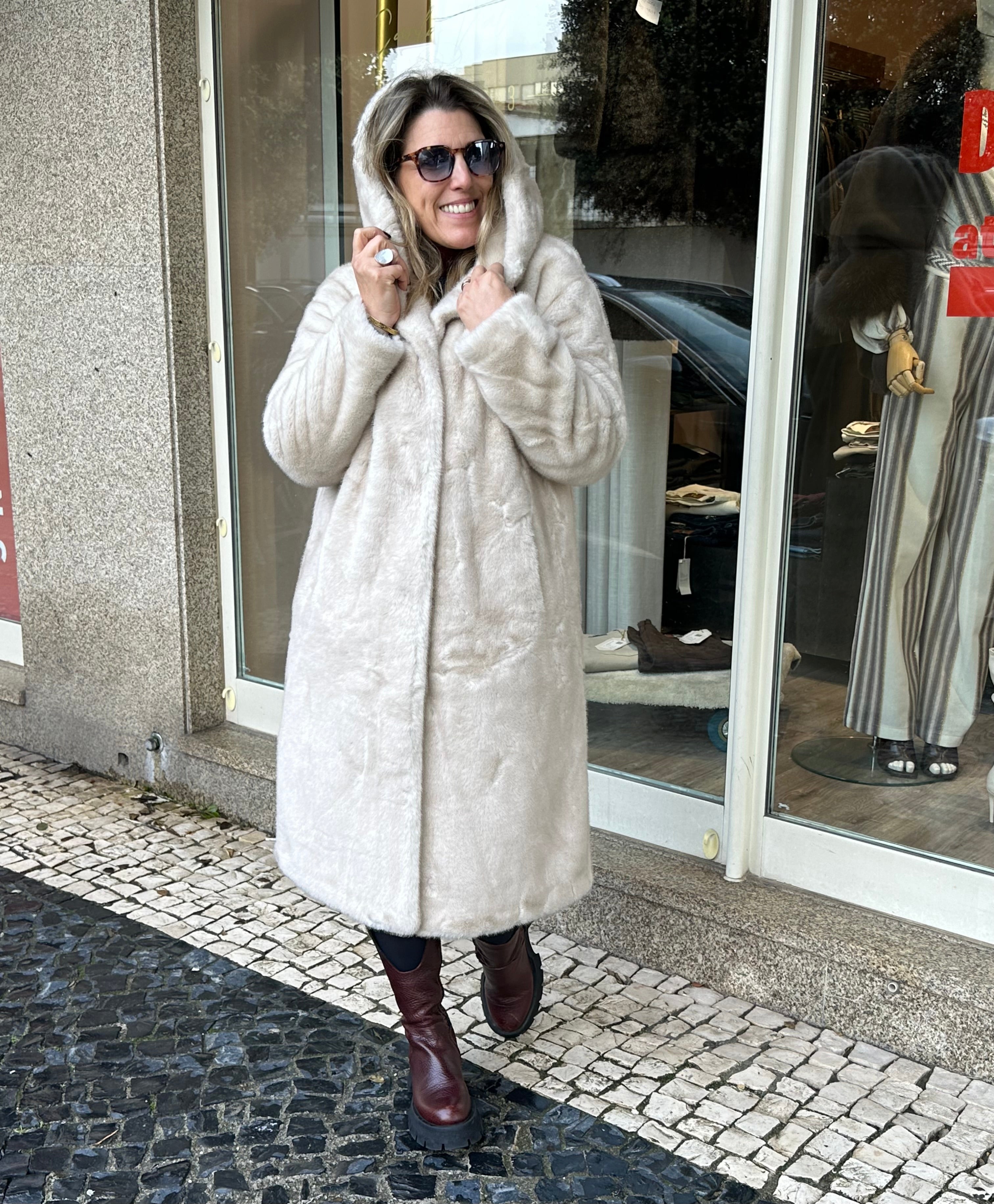 CASACO CLEO FAKE FUR COM CARAPUÇO - Carla Valente
