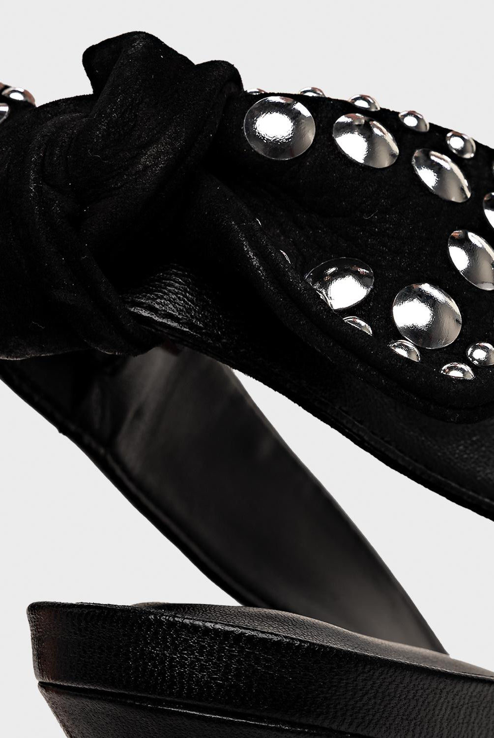 SCARPIN CARRANO SLINGBACK CLAÇO C/TACHAS - Carla Valente