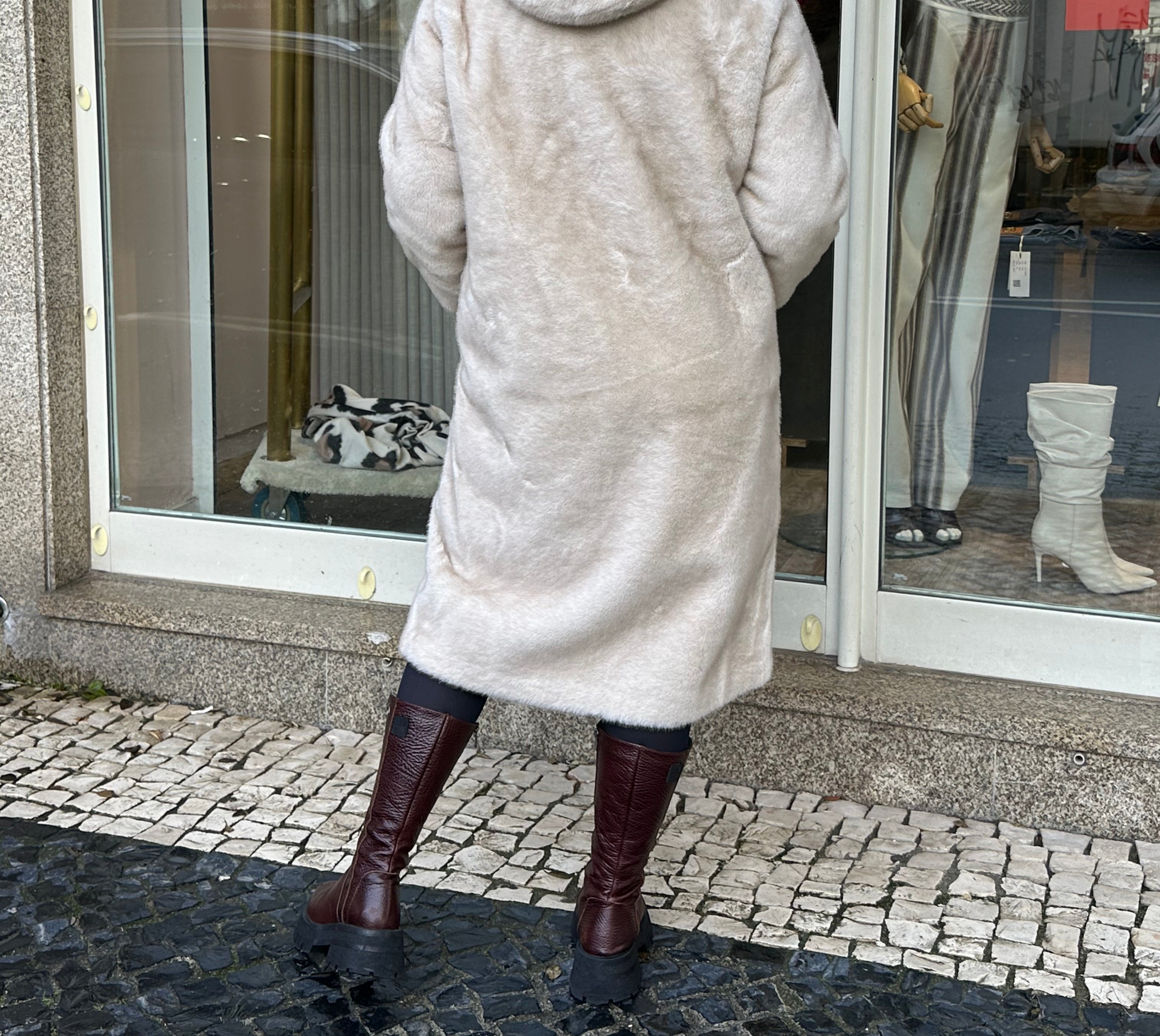 CASACO CLEO FAKE FUR COM CARAPUÇO - Carla Valente