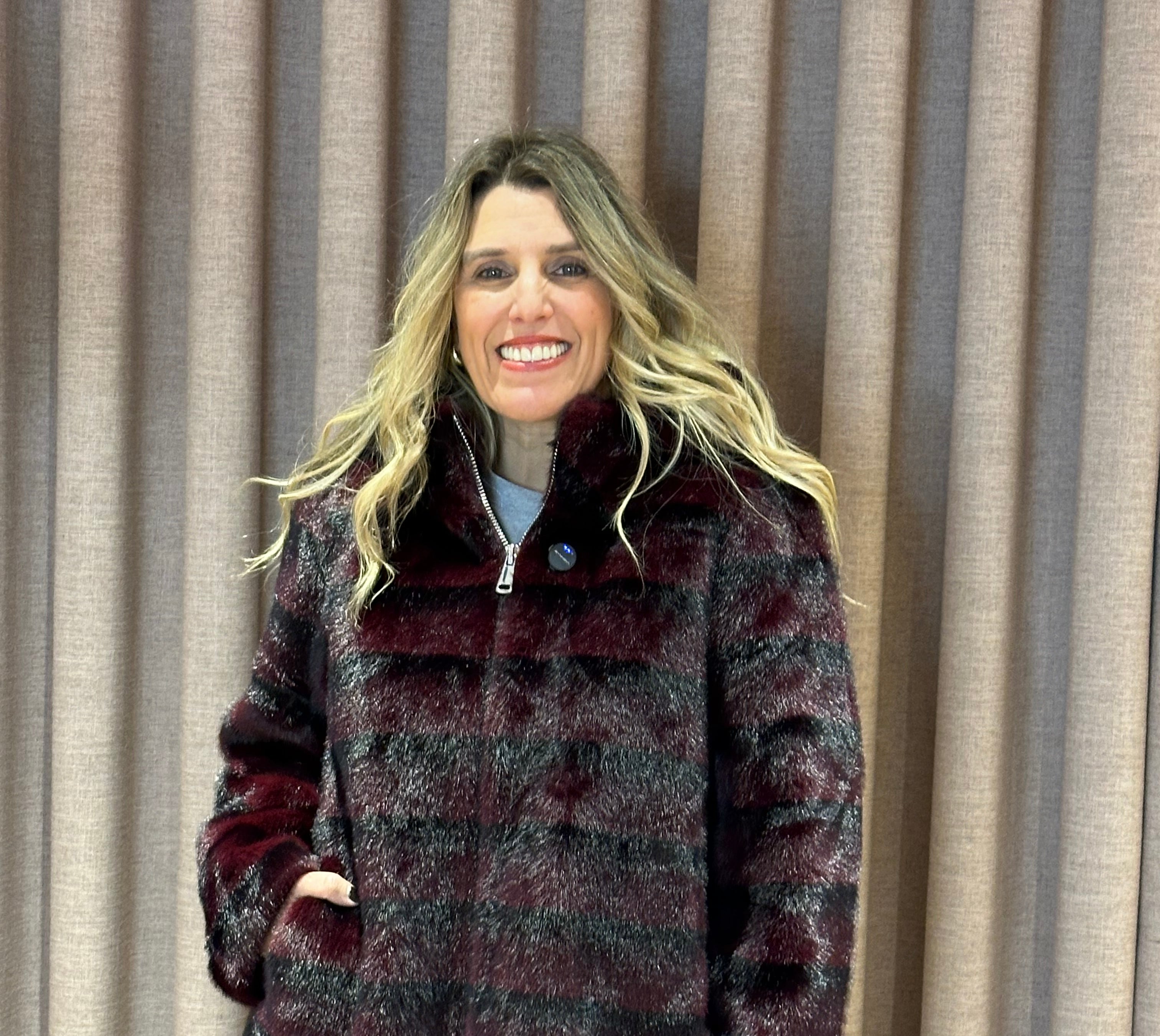 CASACO ODESSA FAKE FUR COM CARAPUÇO - Carla Valente