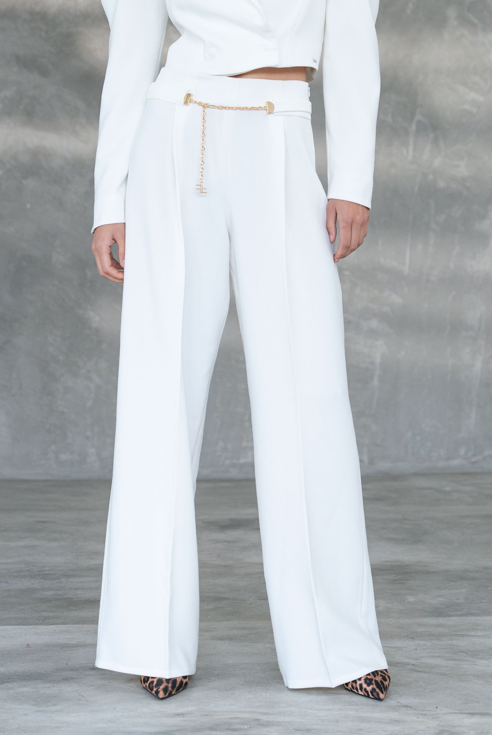 CALÇA FERRACHE WIDE LEG COM CINTO METÁLICO - Carla Valente