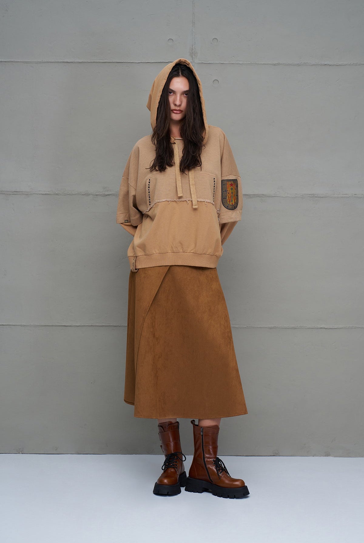 SWEATSHIRT VDR OVERSIZE CAPUZ EMBLEMA - Carla Valente