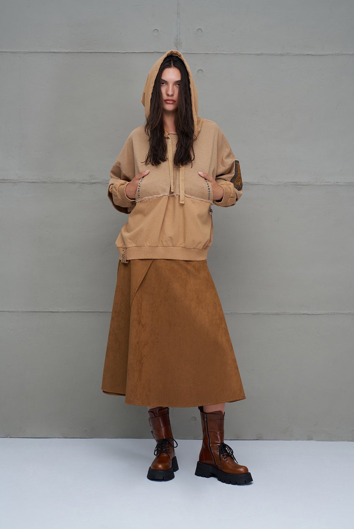 SWEATSHIRT VDR OVERSIZE CAPUZ EMBLEMA - Carla Valente