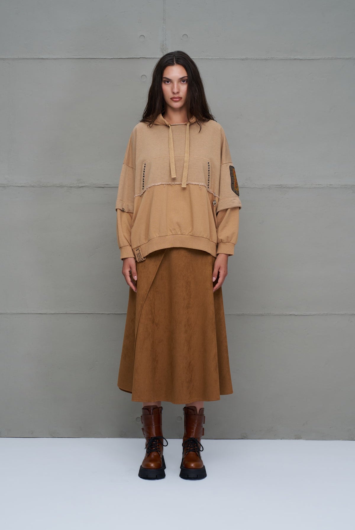 SWEATSHIRT VDR OVERSIZE CAPUZ EMBLEMA - Carla Valente