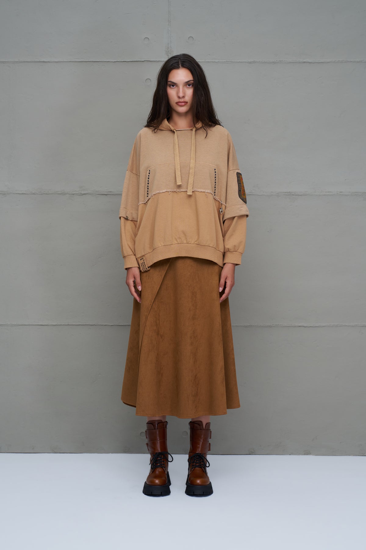 SWEATSHIRT VDR OVERSIZE CAPUZ EMBLEMA - Carla Valente