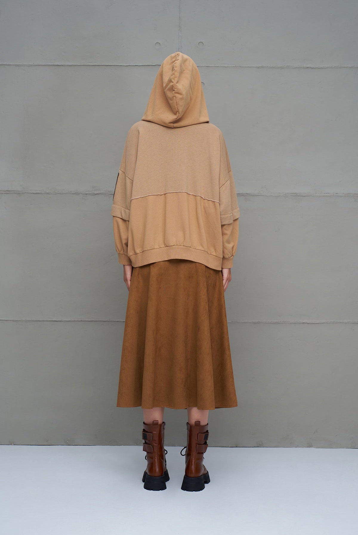 SWEATSHIRT VDR OVERSIZE CAPUZ EMBLEMA - Carla Valente