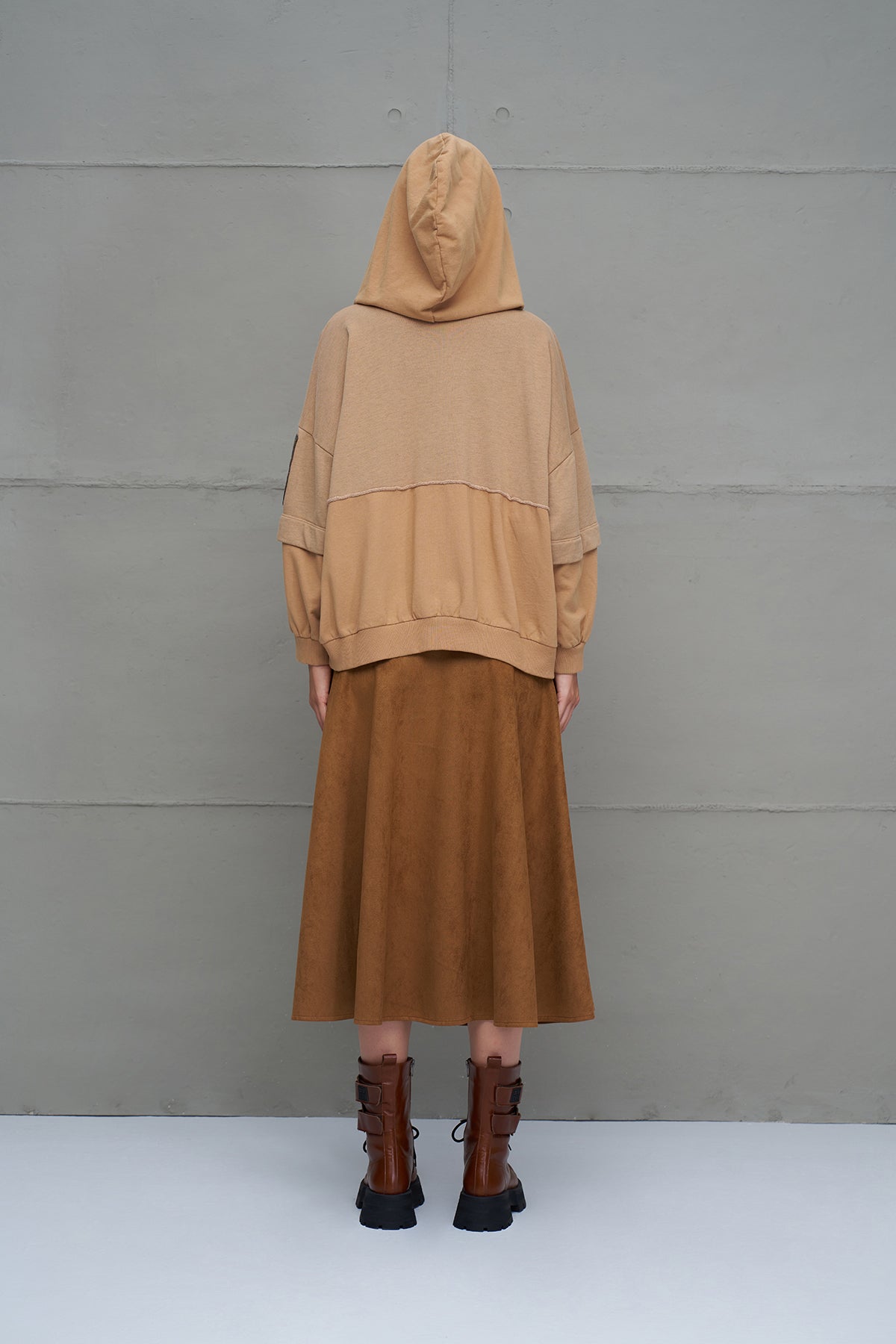 SWEATSHIRT VDR OVERSIZE CAPUZ EMBLEMA - Carla Valente