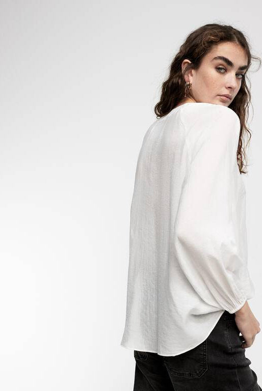 BLUSA LOLA CASADMNT C/MNGA BUFANTES COMS - Carla Valente