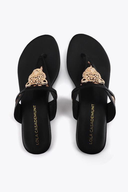 SANDÁLIA LOLA CASADMNT RASA ANIMAL PRINT E APLIQUE METAL - Carla Valente