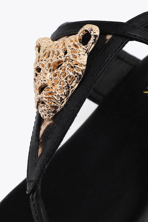SANDÁLIA LOLA CASADMNT RASA ANIMAL PRINT E APLIQUE METAL - Carla Valente