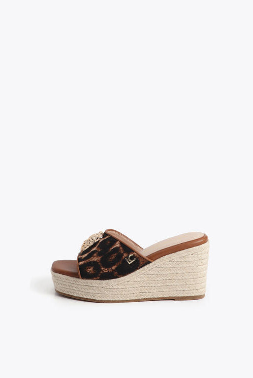 SAPATO LOLA CASADMNT ESTAMPA LEOPARDO APLICAÇÃO METAL - Carla Valente