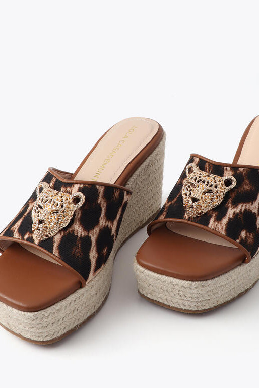 SAPATO LOLA CASADMNT ESTAMPA LEOPARDO APLICAÇÃO METAL - Carla Valente