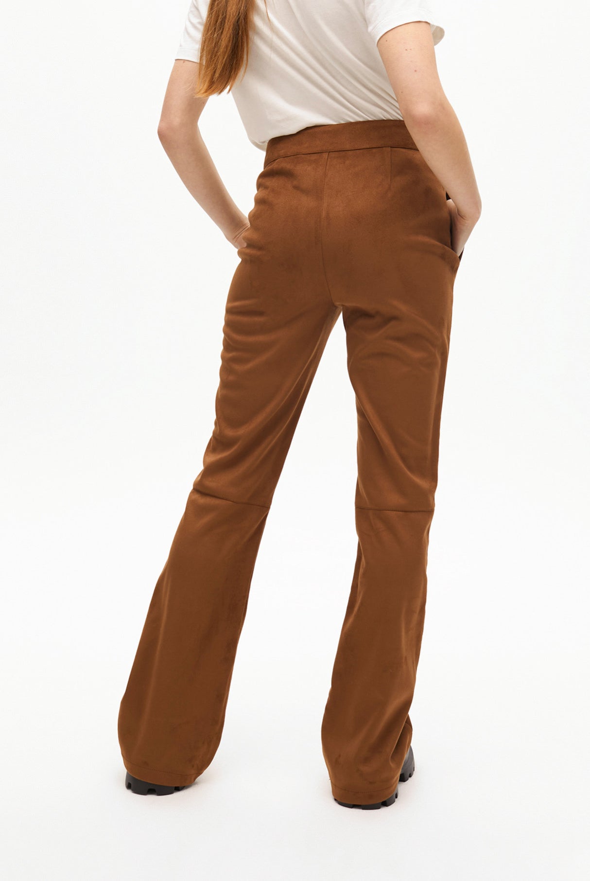 CALÇA LOLA CASADMNT BOCA DE SINO EM SUEDE SINTETICO - Carla Valente