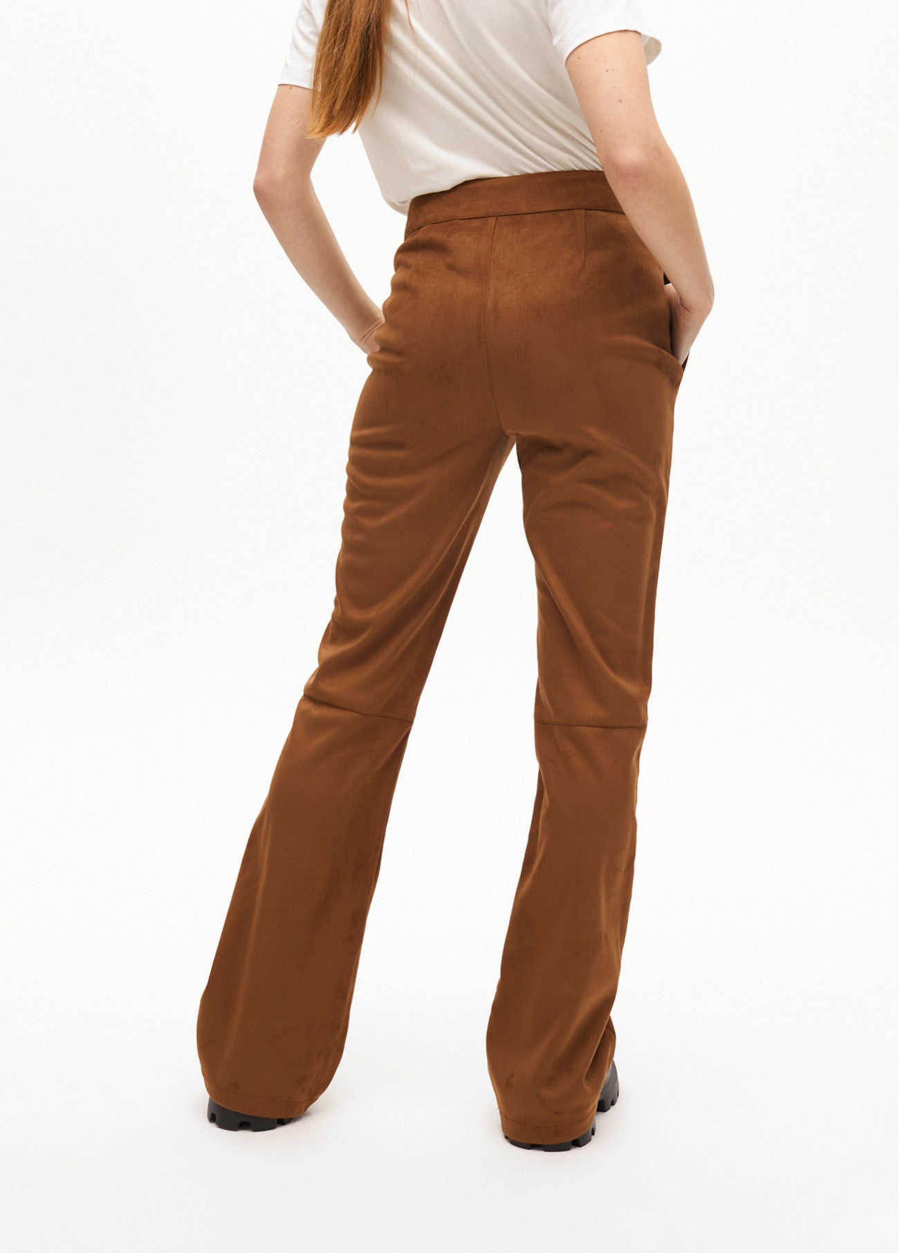 CALÇA LOLA CASADMNT BOCA DE SINO EM SUEDE SINTETICO - Carla Valente