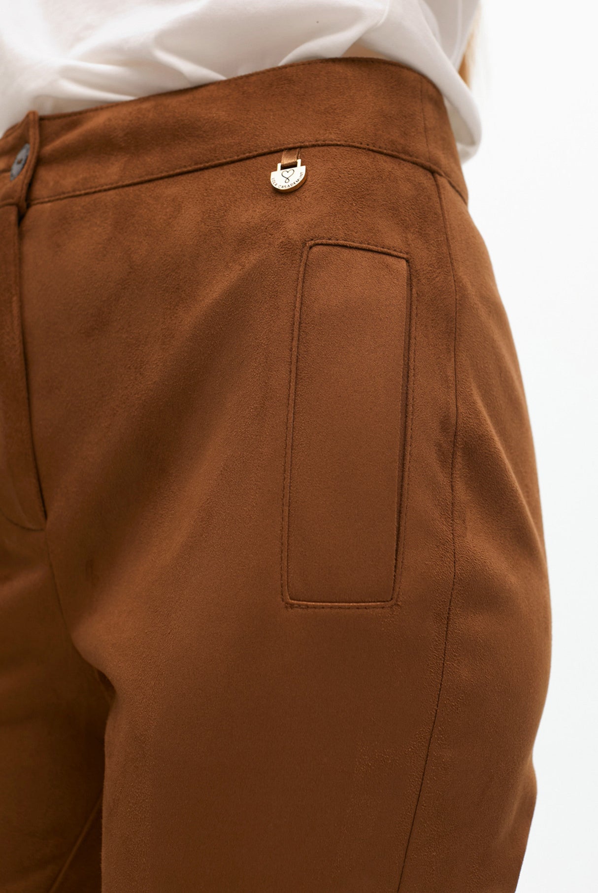 CALÇA LOLA CASADMNT BOCA DE SINO EM SUEDE SINTETICO - Carla Valente