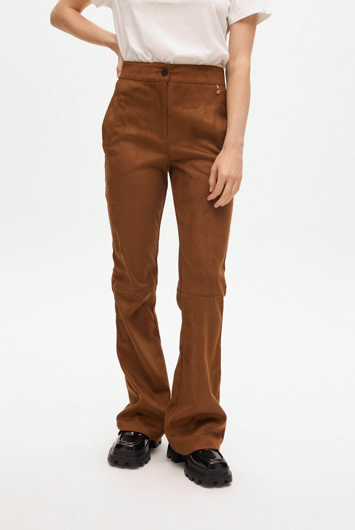 CALÇA LOLA CASADMNT BOCA DE SINO EM SUEDE SINTETICO - Carla Valente