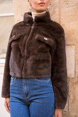 CASACO FAKE FUR CHANEL COM APLICAÇÃO NO BOLSO