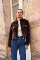 CASACO FAKE FUR CHANEL COM APLICAÇÃO NO BOLSO