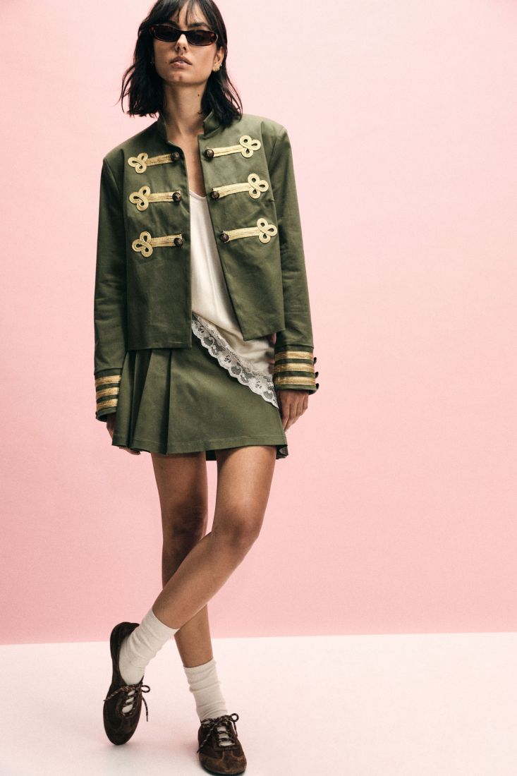 SAIA PLEASE CURTA COM PREGAS E BOTÕES DECORATIVOS - Carla Valente