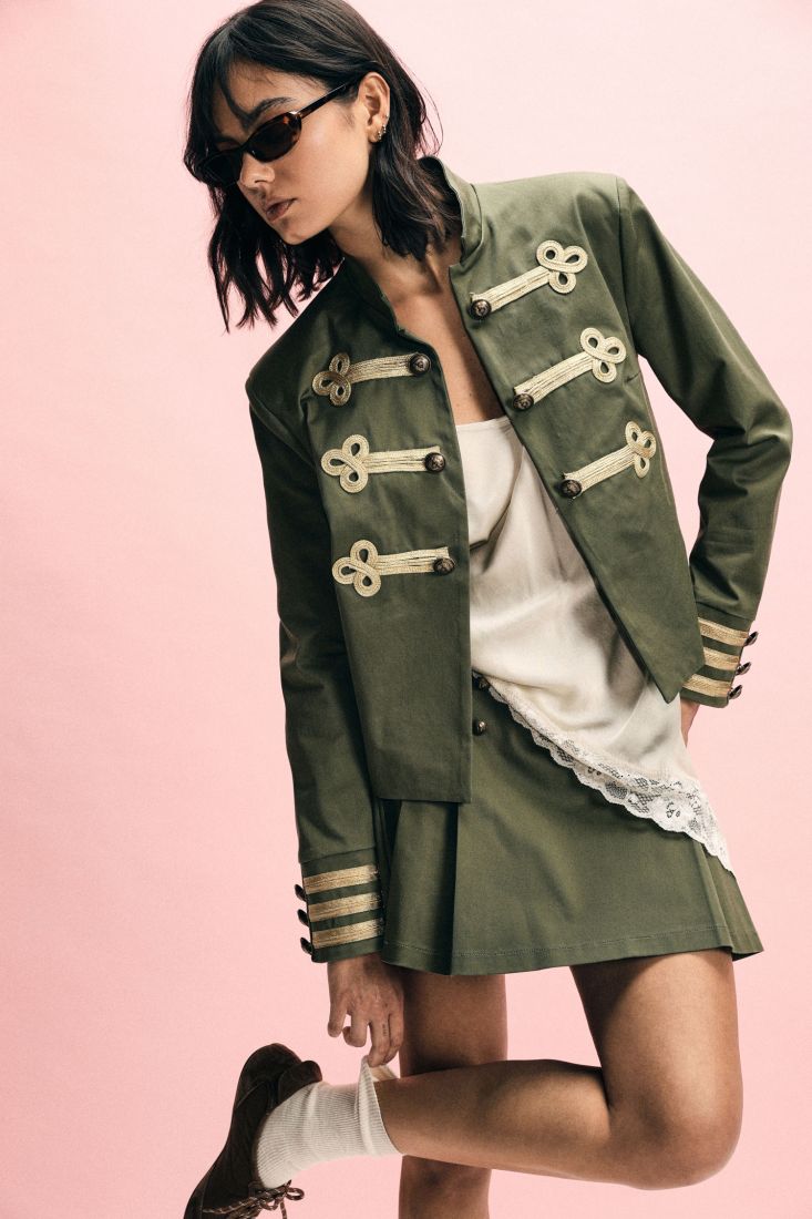 JAQUETA PLEASE CURTA COM APLICAÇÃO NÓ ORNAMENTAL - Carla Valente