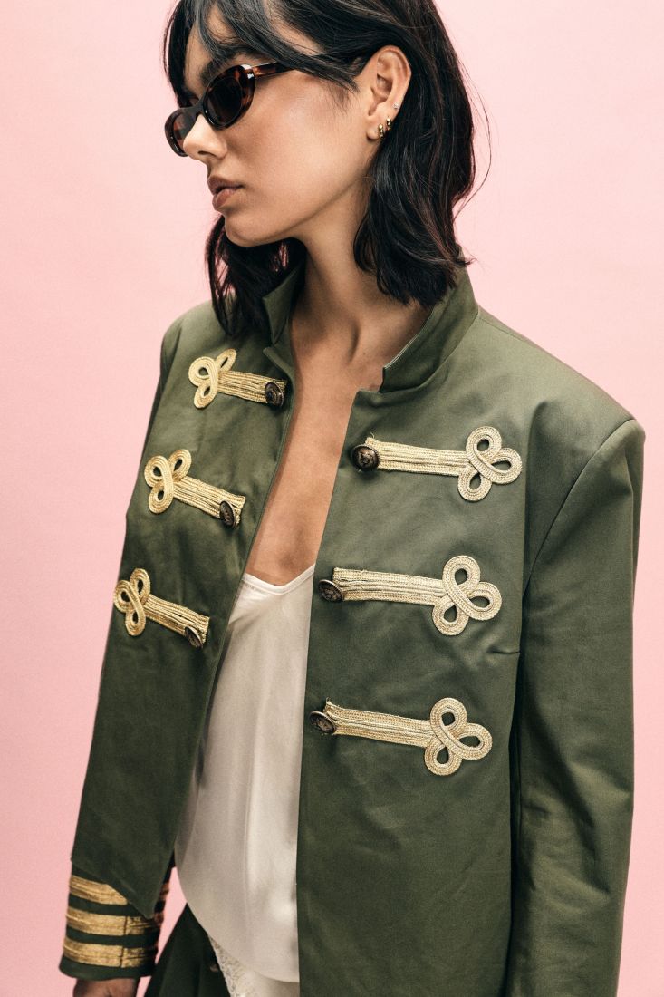 JAQUETA PLEASE CURTA COM APLICAÇÃO NÓ ORNAMENTAL - Carla Valente