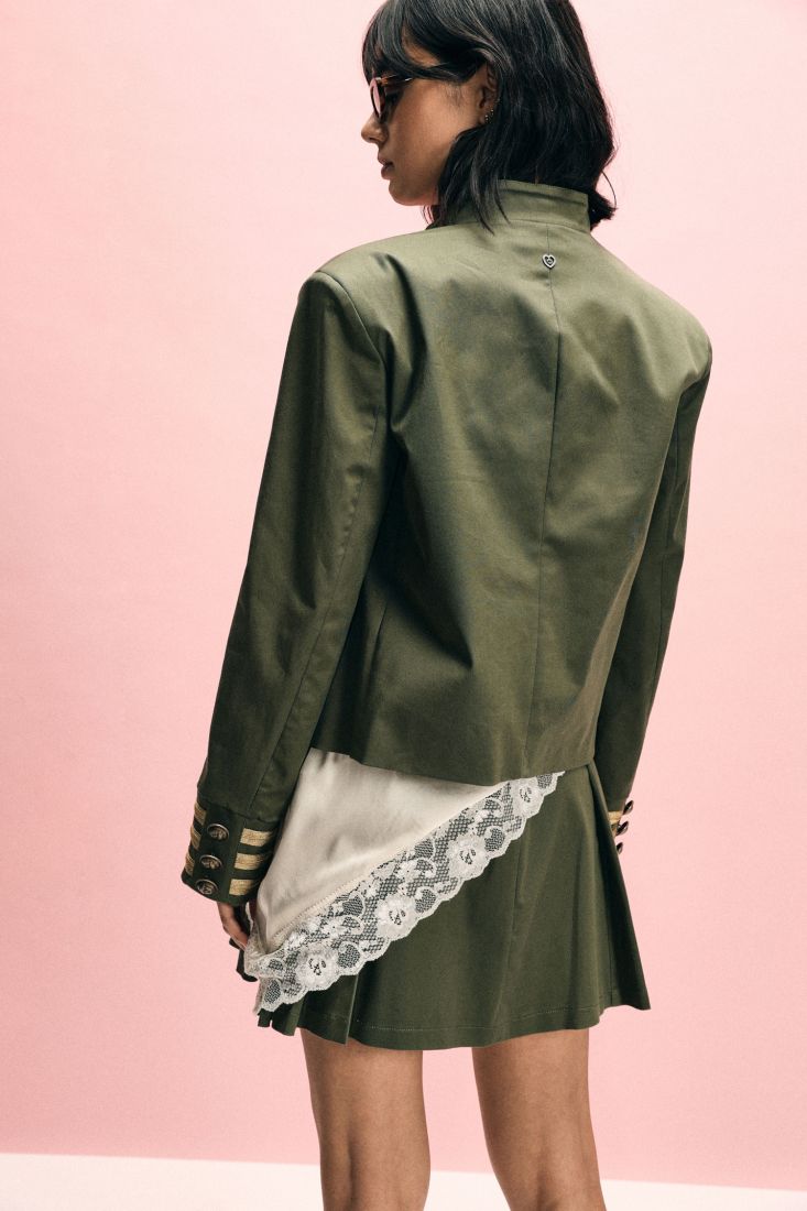 JAQUETA PLEASE CURTA COM APLICAÇÃO NÓ ORNAMENTAL - Carla Valente