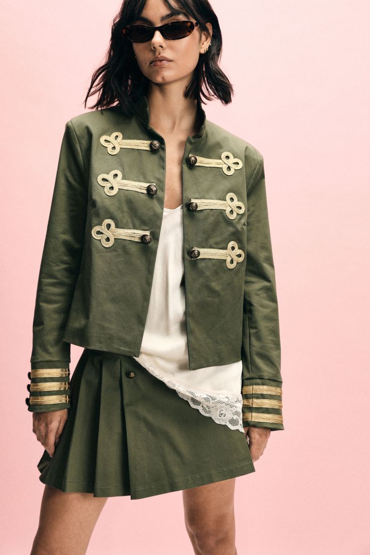 JAQUETA PLEASE CURTA COM APLICAÇÃO NÓ ORNAMENTAL - Carla Valente