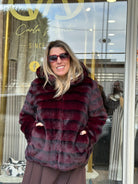 CASACO ODESSA FAKE FUR COM CARAPUÇO - Carla Valente