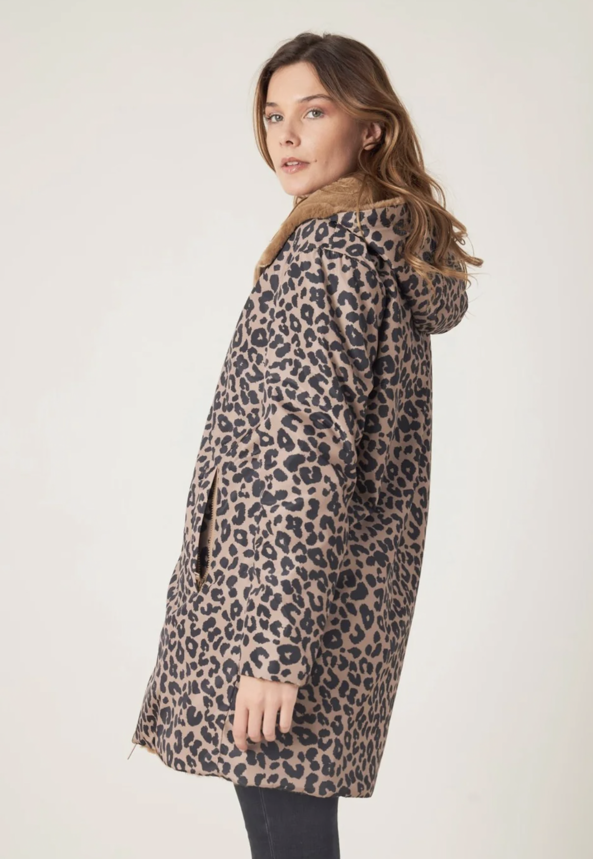 PARKA ESCNDL REVERSIVEL COM CARAPUÇO FORRO ANML PRINT - Carla Valente