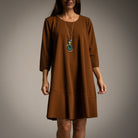 VESTIDO ALBNS  BÁSICO BAIXO RUFFLE + COR - Carla Valente