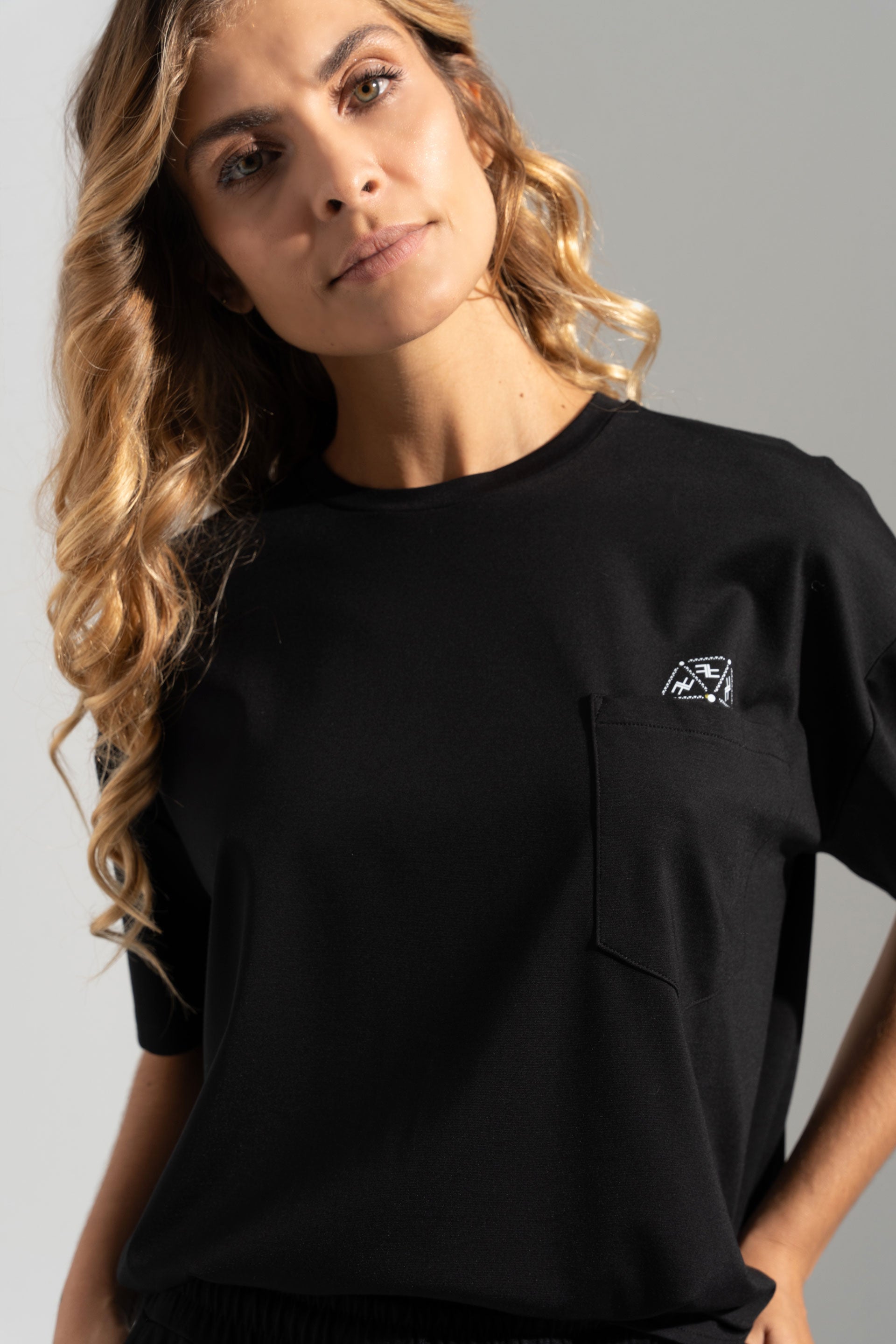 T-SHIRT FERRACHE EM MALHA COM BOLSO E ESTAMPADO NO PEITO - Carla Valente