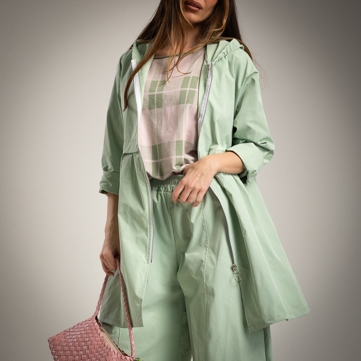 PARKA ALBNS TECIDO TÉCNICO COM CAPUZ - Carla Valente