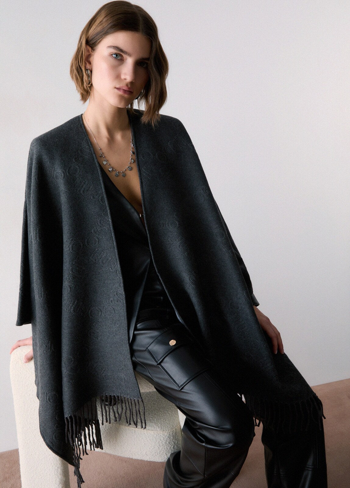 PONCHO LIU JO 2F6042T2751 — Antracite — d2ce17cde2db6f451b8fc6e024792ce8943f658cb808b2c6af38c1756d2c1634