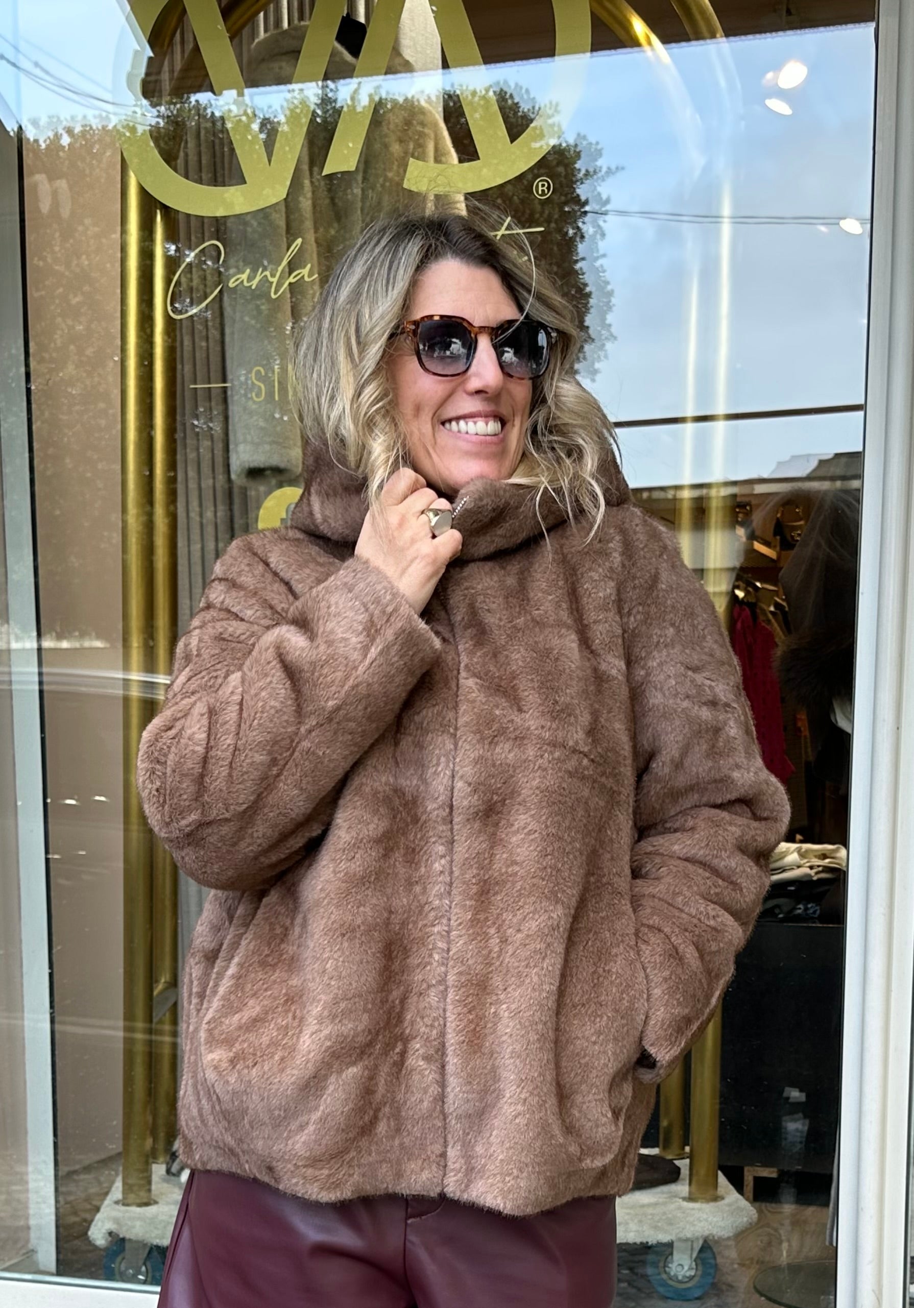CASACO ROSY FAKE FUR COM CARAPUÇO - Carla Valente