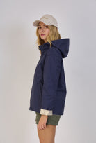PARKA APRIL CURTA TECIDO IMPERMEÁVEL REVERSÍVEL COM CARAPUÇO - Carla Valente