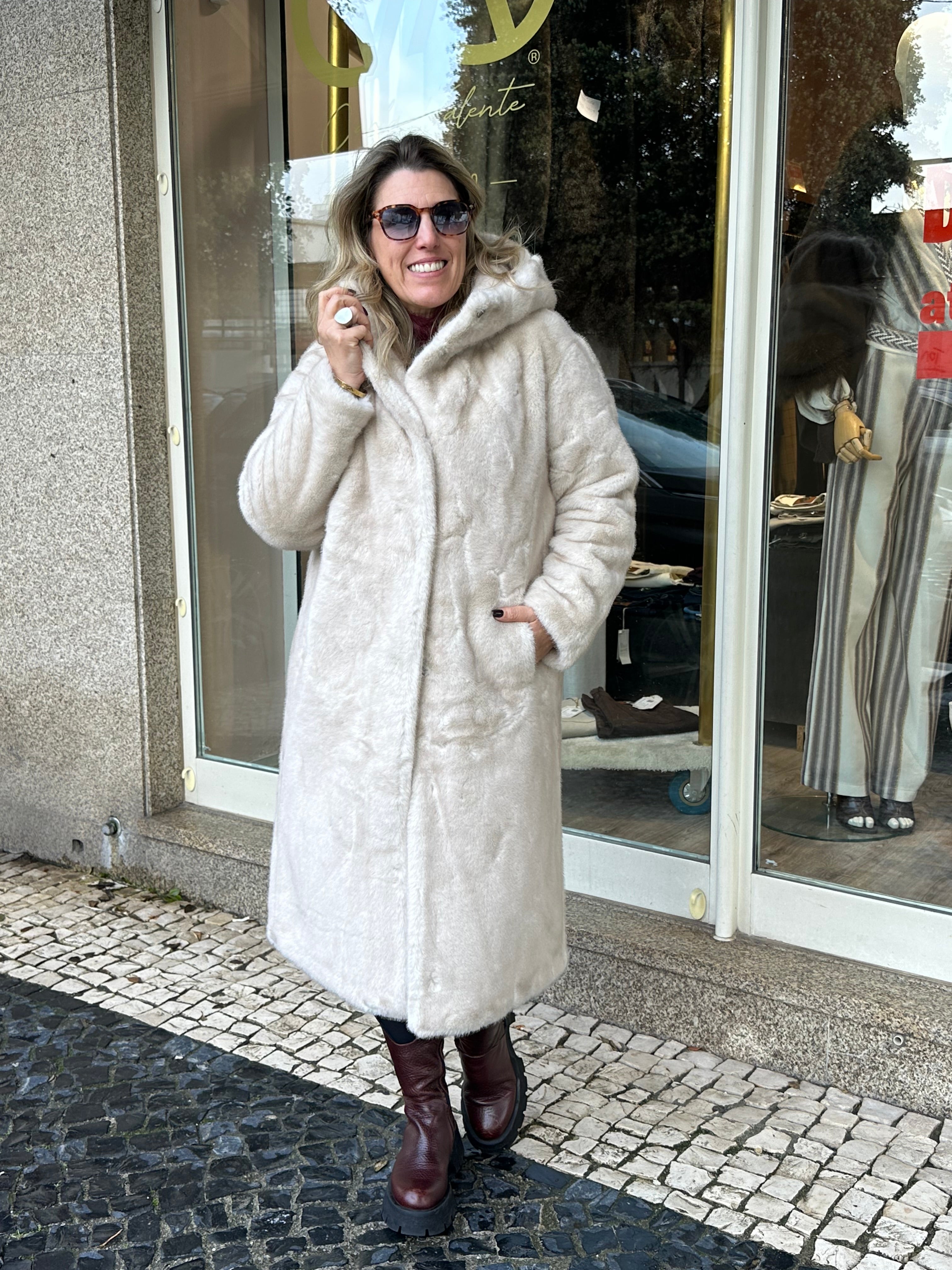 CASACO CLEO FAKE FUR  COM CARAPUÇO - Carla Valente
