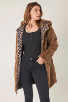PARKA ESCNDL REVERSIVEL COM CARAPUÇO FORRO ANML PRINT - Carla Valente